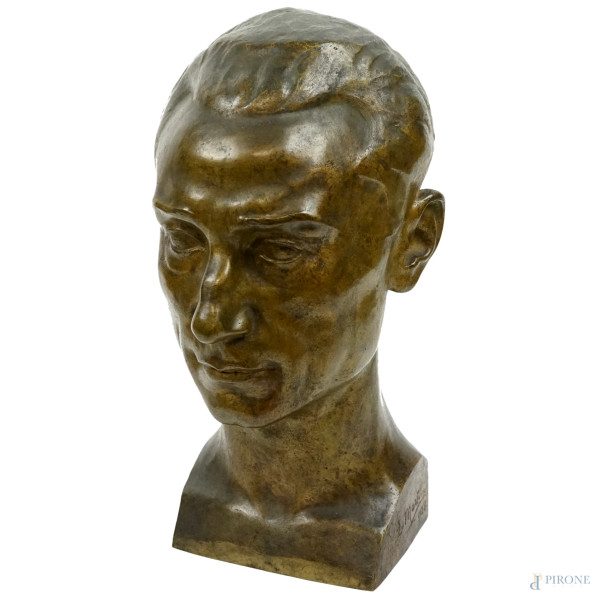Enrico Martini - Ritratto d'uomo, scultura in bronzo, cm h 43,  e datato 1928.