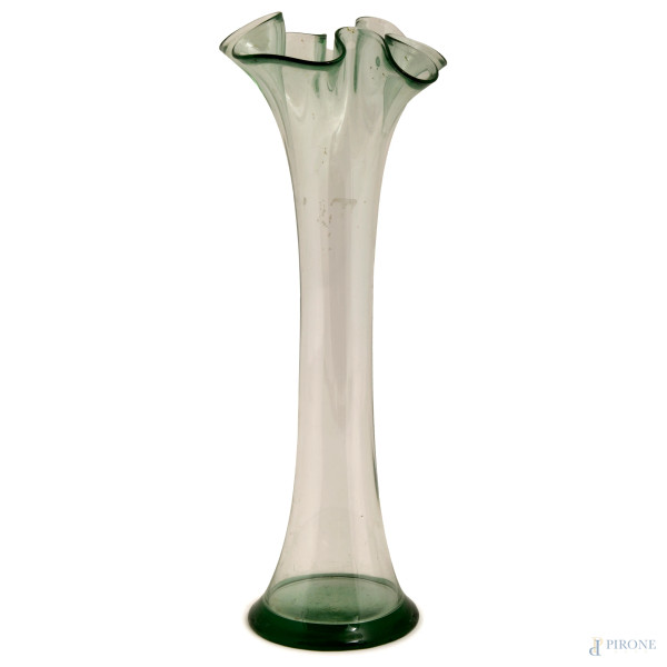 Vaso in vetro nei toni del verde con orlo a fazzoletto, altezza massima  cm 35 (difetti)