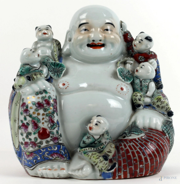 Buddha con fanciulli in porcellana policroma, altezza cm 20, Cina, XX secolo