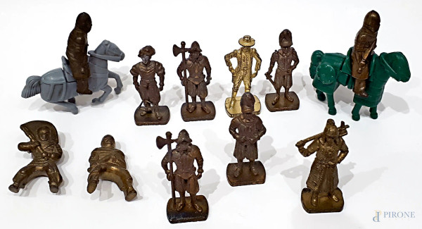 Collezione composta da undici soldatini in metallo, altezza cm. 4, pi&#249; cavalli in resina.