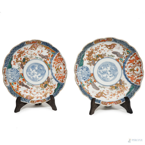 Coppia di piatti in porcellana policroma, arte orientale, XX secolo, diametro cm 21,5, (lievi difetti)