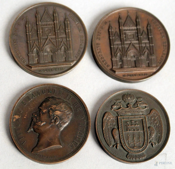 Lotto composto da quattro medaglie diverse in bronzo del XIX secolo, diametro max 5,7 cm.