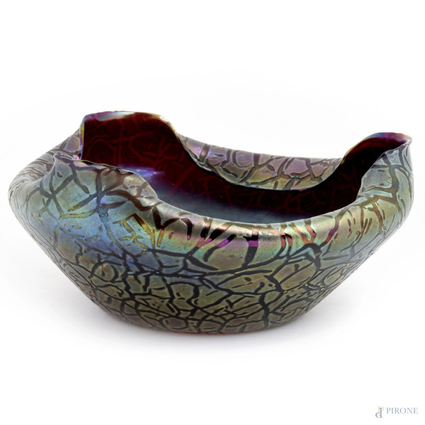 Centrotavola in vetro di colore opalescente con effetto crettato e orlo a fazzoletto, XX secolo, cm 12x26x26, (lievi difetti)