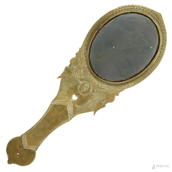 Specchio a mano in metallo dorato, con decori incisi, vecchia manifattura orientale, cm 39,5x14, (difetti)