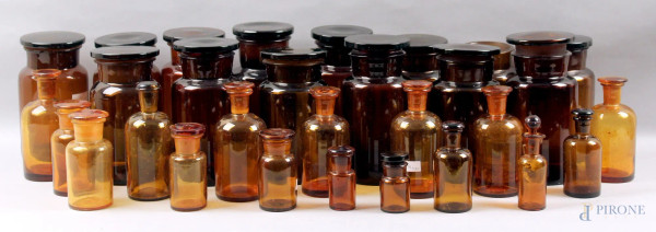 Lotto composto da trenta contenitori da farmacia in vetro color ambra, h. max 20, (piccoli difetti).