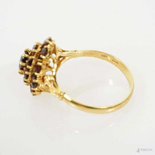 Anello in oro giallo 18 kt ornato 'a fiore' con granati, gr. 4,4