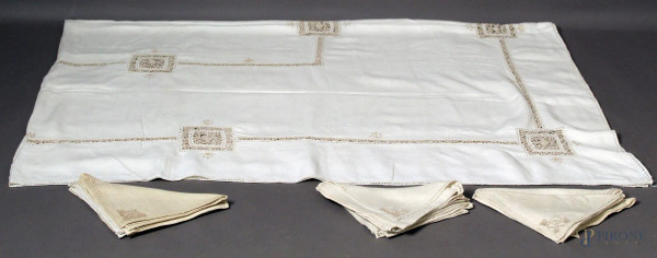 Tovaglia e dodici tovaglioli in lino con particolari ricamati, 280x177 cm.