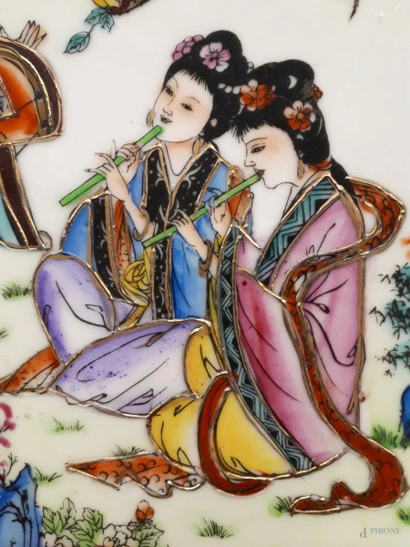 Porcellana cinese, piatto di tarda Dinastia Repubblica Popolare Cinese (XX sec.), finemente dipin...