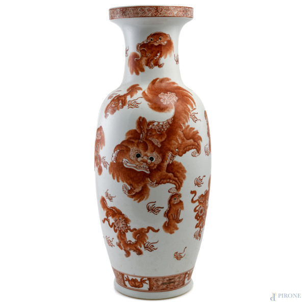 Vaso in porcellana decorato con dragoni nei toni dell'arancio su fondo bianco, Cina, XX secolo, altezza cm 61,5, (segni di usura, difetti)