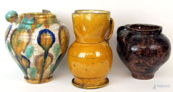 Lotto composto da due versatoi ed un  vaso biansato in ceramica smaltata policroma, altezza max cm 35,5, manifatture ed epoche diverse, (difetti e mancanze).