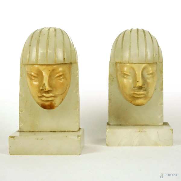 Due fermalibri in onice a forma di profili egiziani, cm 15,5x8,5x8, XX secolo, (difetti)