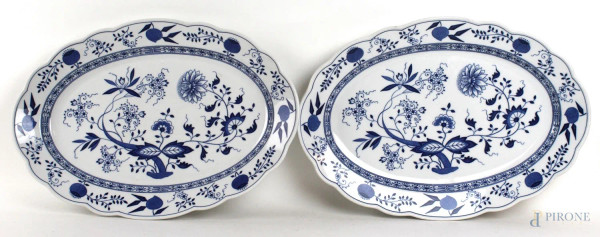 Due vassoi in porcellana bianco e blu, decori a motivi floreali e vegetali, cm 30x43,5, Hutschenreuther, Germania, XX secolo