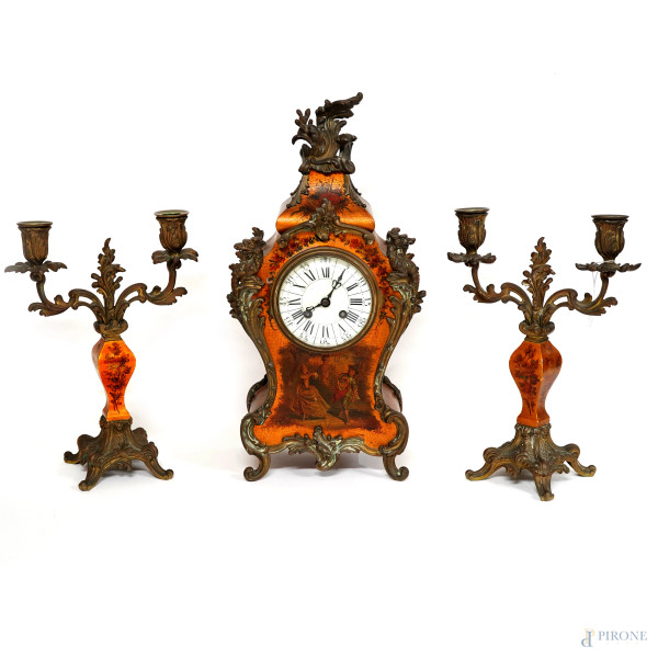 Trittico costituito da orologio da camino e due candelabri a due bracci, in legno dipinto a motivi floreali e scena galante, elementi in bronzo a volute vegetali e coppia di draghi, XIX-XX secolo, misure massime cm 42x21x12, (difetti, meccanismo da revisionare)