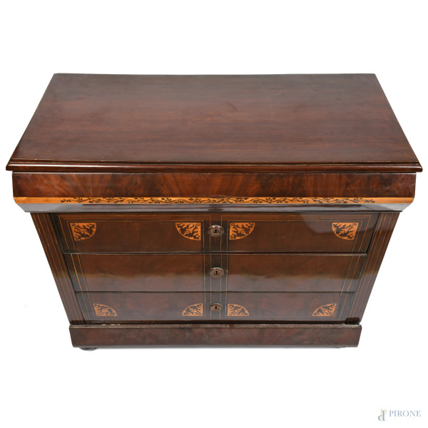 Comò impiallacciato in piuma di mogano con fronte scandito da cinque cassetti in colonna, XX seco...
