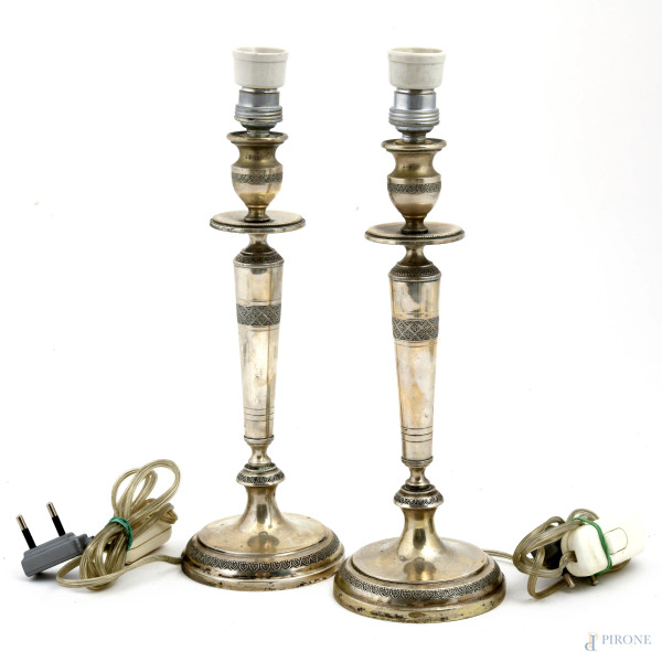 Coppia di lumi in argento, peso lordo gr 420, altezza cm 30