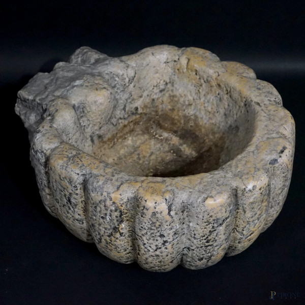 Antica acquasantiera in marmo a forma di conchiglia, cm 16x35x29