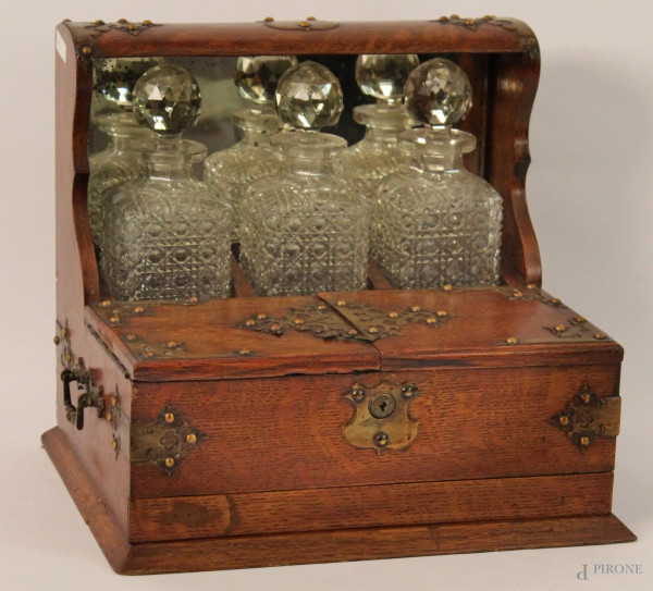 Caveliquor in legno con particolari in ottone, completo di tre bottiglie in cristallo, primi 900, h. 33x34x28 cm