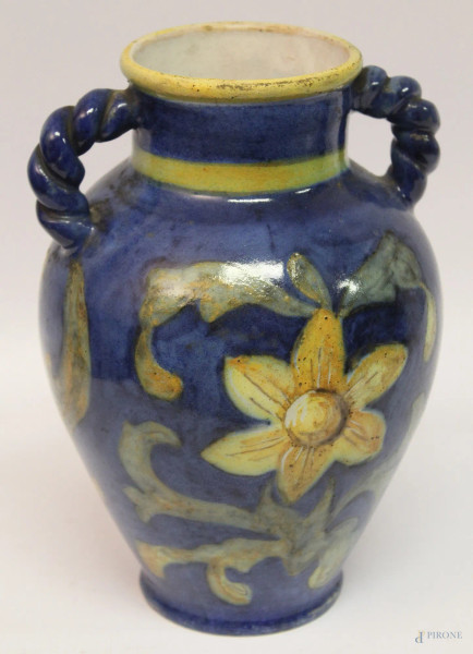 Vaso biansato in maiolica blu con decori floreali, marcata, h.24 cm