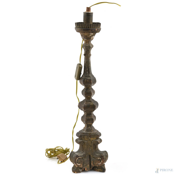 Candeliere in legno intagliato e dorato montato a lampada, XIX-XX secolo, altezza cm 52, (segni di usura, scalfiture, fessurazioni, cadute di doratura, da revisionare)