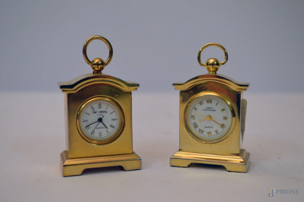 Lotto di due piccoli orologi da vetrina, h. 5 cm.