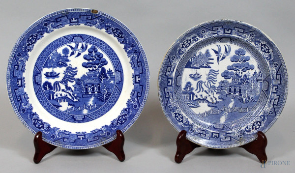 Lotto composto da due piatti in maiolica inglese a decoro di paesaggi orientali, diametro 25,5 cm, (piccola sbeccatura).