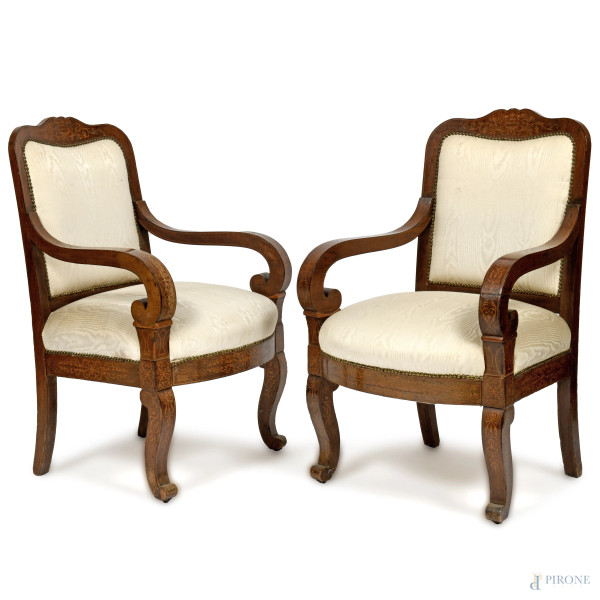 Coppia di poltrone in legno intagliato e intarsiato in varie essenze con seduta in tessuto bianco. Gambe anteriori mosse e braccioli terminanti a ricciolo, XIX secolo, cm 96x59x49, (lievi segni di usura)