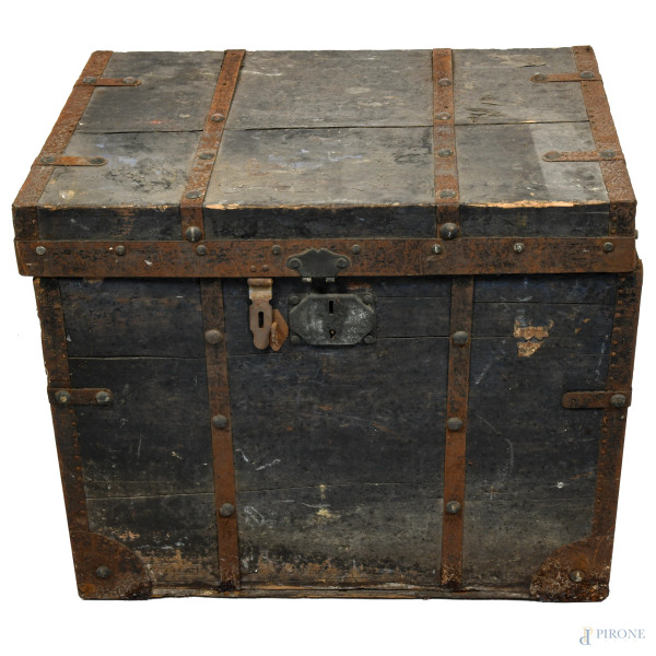 Baule da viaggio in legno e ferro, cm 59x70x50, (segni di usura, difetti, fessurazioni, umidità)