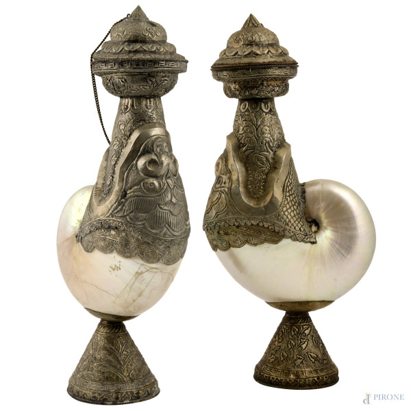 Coppia di coppe indiane, in conchiglie nautilus e metallo argentato e cesellato, XX secolo, altezza cm 43, (difetti)