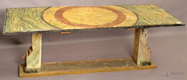 Basso tavolo in legno dipinto a finto marmo, poggiante su due colonne e base, altezza 52x149x62 cm, XIX secolo.