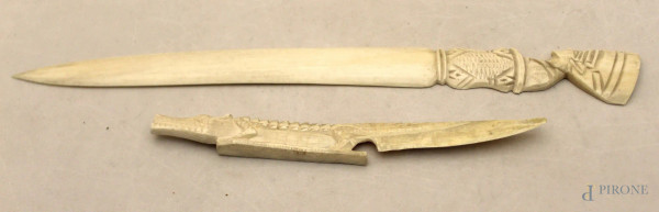 Lotto di due tagliacarte in avorio a soggetto di coccodrillo e figura femminile, lung. Max 37 cm.