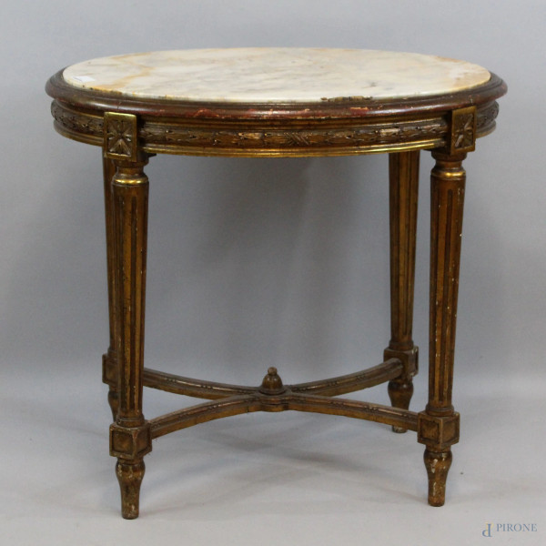 Tavolino da centro in stile Luigi XVI, in legno intagliato e dorato, piano in marmo, gambe scanalate troncopiramidali riunite da traversa sagomata, cm h 77x83x63, (difetti).