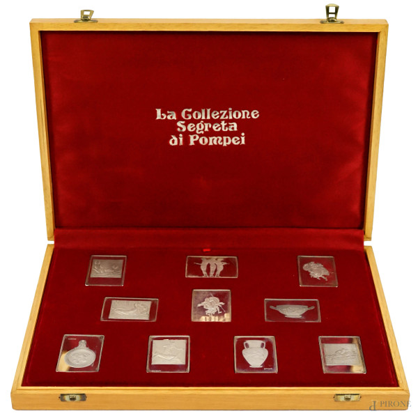 La Collezione Segreta di Pompei - Venti placche in argento 925 raffiguranti scene erotiche rinvenute durante i lavori di scavo a Pompei, mm 50x36 cadauna, peso gr.40 cadauna, entro scatola originale.