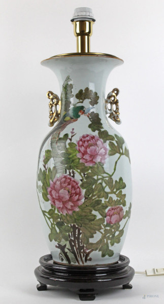 Vaso cinese in porcellana dipinto in policromia con pavone, peonie ed iscrizioni, trasformato in lampada,  XX secolo, alt. cm 56