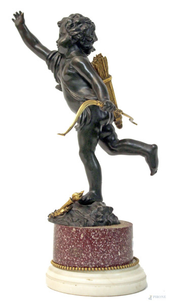 Cupido, scultura in bronzo brunito poggiante su base in porfido e marmo bianco, H complessiva 32 cm, XVIII sec.