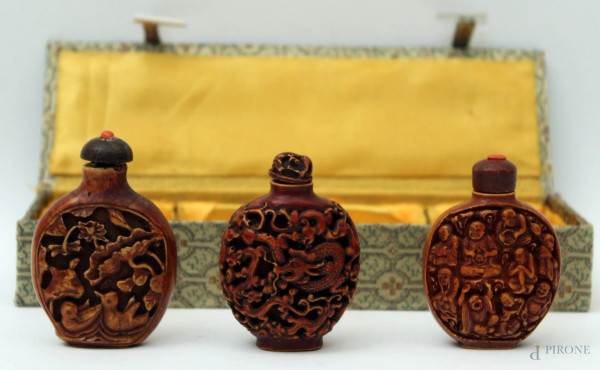 Lotto composto da tre snuff bottles in legno intagliato, H massima 6,5 cm.