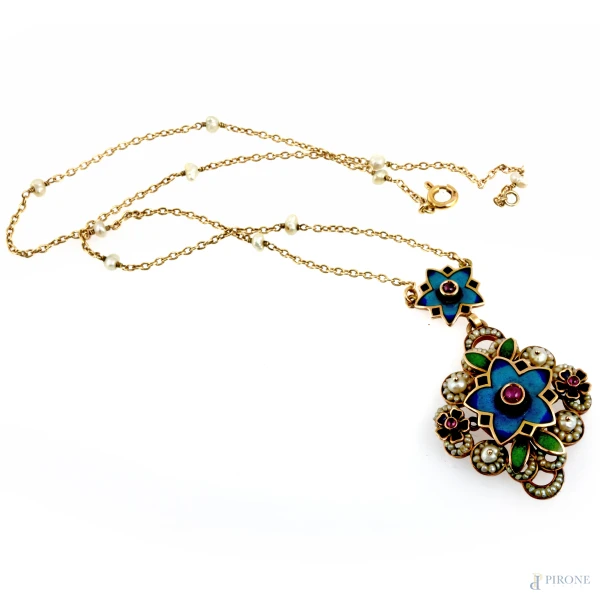 Collana in argento dorato con microperle e ciondolo in smalti e microperle, lunghezza cm 40, peso complessivo gr 13,8