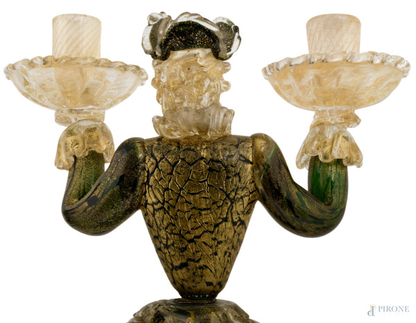 Coppia di candelabri a foggia di figure veneziane in vetro di murano trasparente, verde e nero co...