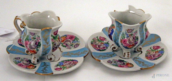 Coppia di tazzine con piattini in porcellana a decoro di fiori, marcate Sevres, (rotture),  h. 8 cm