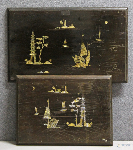 Lotto di due pannelli in ebano con applicazioni a tarsia con decoro di paesaggio e figure con barche, arte orientale, 35x55 cm/ 32x45 cm