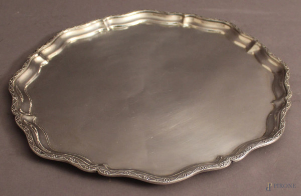 Piatto in argento di linea tonda centinata con bordo cesellato, diametro 33,5 cm, gr. 750.