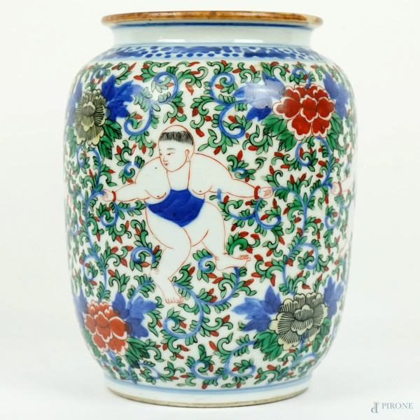 Vaso in porcellana policroma con decoro di figure orientali e motivi fogliacei, Cina, XX secolo, cm h 18.