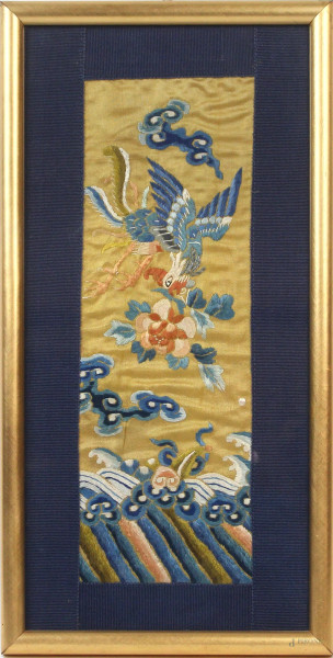 Pannello in seta con ricamo raffigurante uccello del paradiso, cm 31x14,5, entro cornice