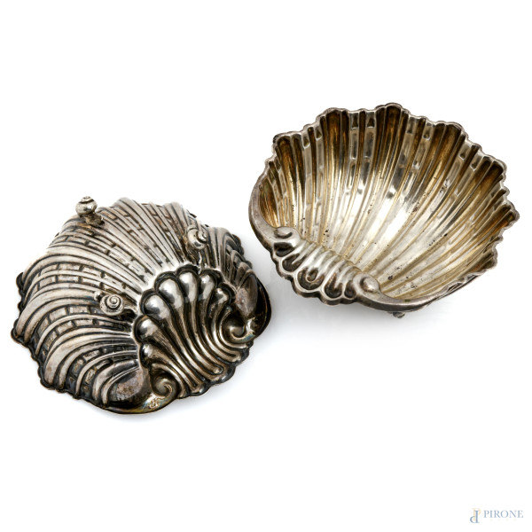 Coppia di antipastiere a guisa di conchiglia in argento 800/000, XX secolo, cm 6x15x15, peso comp...