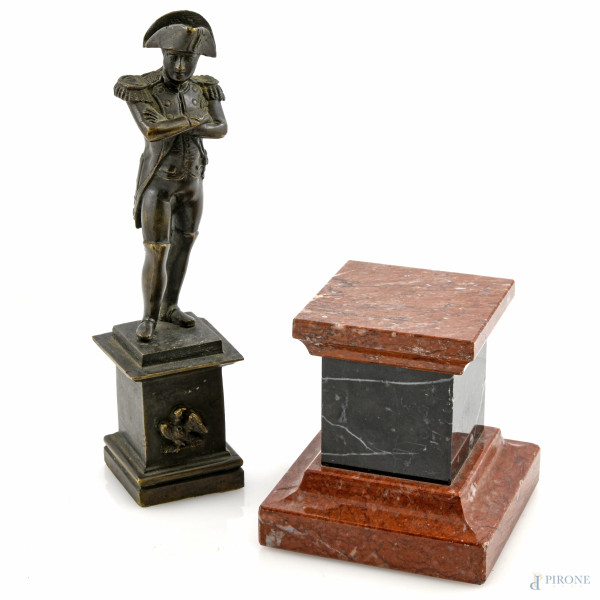 Scultura in bronzo raffigurante Napoleone su base in marmo, XX secolo altezza complessiva cm 27, (segni di usura, scalfiture, difetti)