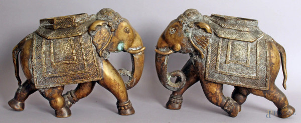 Coppia di elefanti in bronzo, arte orientale XIX secolo, altezza 22 cm.