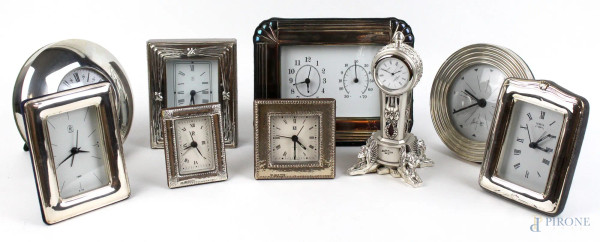 Lotto di nove orologi da tavolo, forme e materiali diversi, altezza max cm. 16, XX secolo.