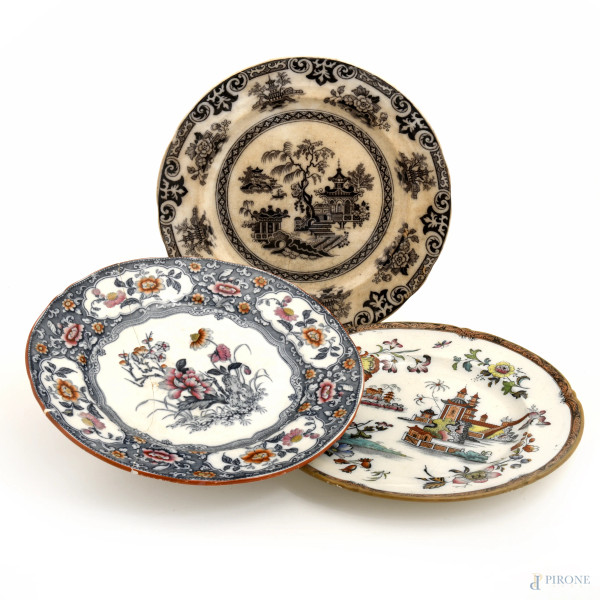 Lotto di tre piatti con decorazione di ispirazione orientale, XX secolo, diametro massimo cm 27, (difetti, rotture e felature)