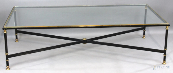 Basso tavolo, di linea rettangolare, con piano in vetro e struttura in metallo laccato nero dettagli in ottone, altezza cm.45x90x160, (segni del tempo).