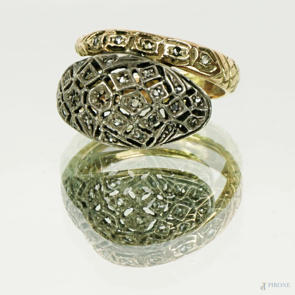 Anello a forma di serpente in oro e argento con schegge di diamante, peso gr.5,0