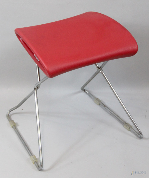 Basso sgabello Dellic in acciaio, seduta polipropene color rosso.